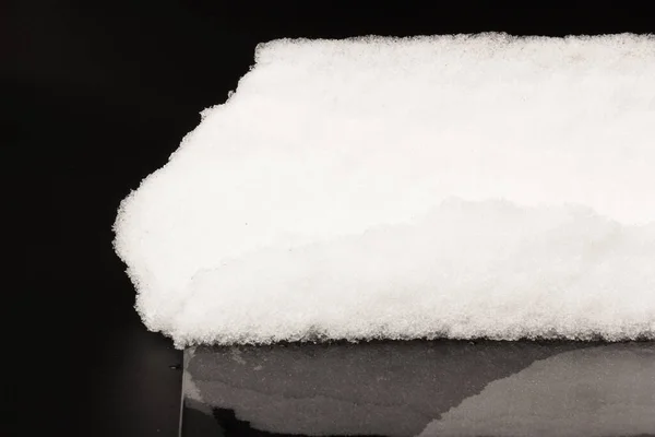 Hromada Bílého Sněhu Izolované Černém Pozadí Struktura Sněhu Ledu Detailní — Stock fotografie
