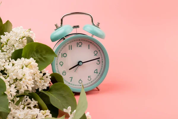 Reloj Despertador Vintage Azul Con Flores Color Lila Blanco Aislado — Foto de Stock