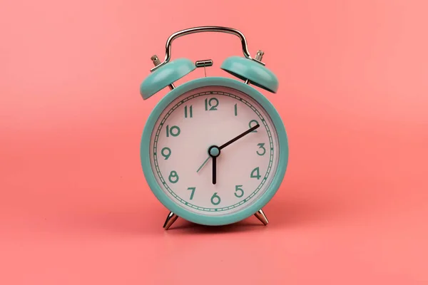 Hermoso Reloj Despertador Azul Pastel Retro Sobre Fondo Rosa Tiempo — Foto de Stock