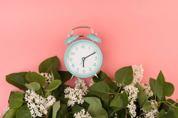 Blauwe Vintage Wekker Met Witte Lila Bloemen Geïsoleerd Roze Achtergrond — Stockfoto
