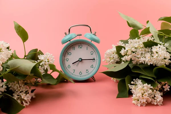 Reloj Despertador Vintage Azul Con Flores Color Lila Blanco Aislado —  Fotos de Stock