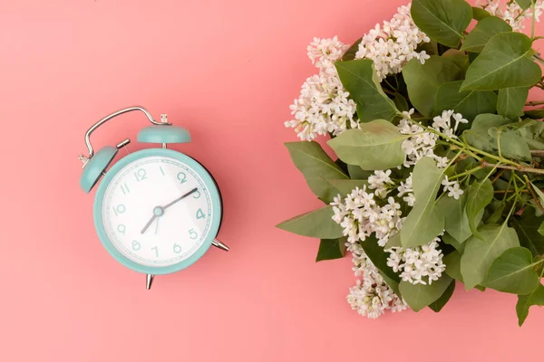 Blauwe Vintage Wekker Met Witte Lila Bloemen Geïsoleerd Roze Achtergrond — Stockfoto