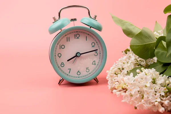 Blauer Vintage Wecker Mit Weißen Lila Blüten Isoliert Auf Rosa — Stockfoto