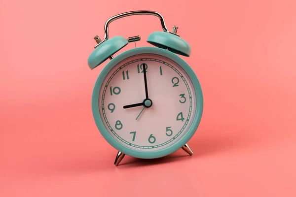 Hermoso Reloj Despertador Azul Pastel Retro Sobre Fondo Rosa Tiempo — Foto de Stock