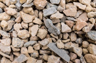 Doğal yontulmuş taş arka plan. Doğal gri granit parçaları, ezilmiş taş veya ezilmiş taş dokusu.