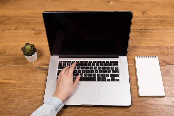 Frau Arbeitet Mit Laptop Auf Altem Holztisch Mix Aus Bürobedarf — Stockfoto