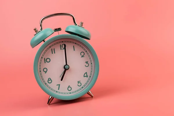 Hermoso Reloj Despertador Azul Pastel Retro Sobre Fondo Rosa Tiempo — Foto de Stock