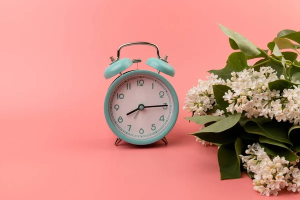 Blå Vintage Väckarklocka Med Vita Lila Blommor Isolerad Rosa Bakgrund — Stockfoto