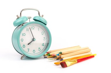 Beyaz arka planda çalar saat ve ofis malzemeleri olan stüdyo çalışma alanı. Kopyalama alanı ile