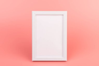 Duvardaki boş fotoğraf çerçevesi. Uzayı kopyala Ev İçi