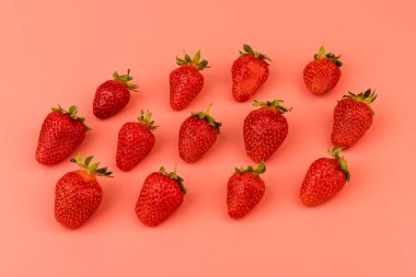 Pastel pembe arka planda çilek, üst manzara. Böğürtlen deseni Taze çilek düzlüğü. Yaratıcı gıda konsepti. Boşluğu kopyala