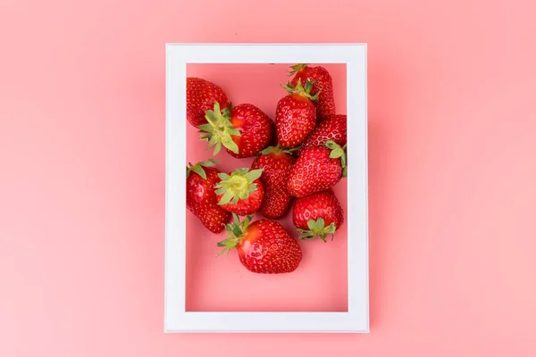 Aardbeien Roze Achtergrond Blanco Kader Voor Tekst Aardbeien Bessen Patroon — Stockfoto