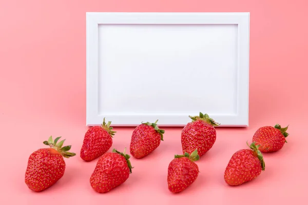 Aardbeien Roze Achtergrond Blanco Kader Voor Tekst Aardbeien Bessen Patroon — Stockfoto