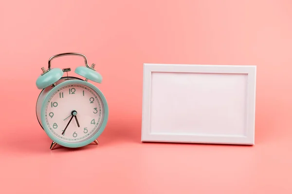 Reloj Despertador Vintage Marco Fotos Blanco Rosa Con Espacio Copia — Foto de Stock