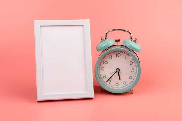 Reloj Despertador Vintage Marco Fotos Blanco Rosa Con Espacio Copia — Foto de Stock
