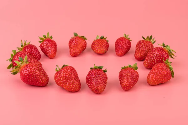 Aardbei Pastelroze Achtergrond Bovenaanzicht Bessen Patroon Verse Aardbeien Plat Leggen — Stockfoto