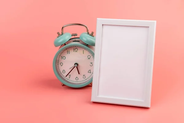 Reloj Despertador Vintage Marco Fotos Blanco Rosa Con Espacio Copia — Foto de Stock