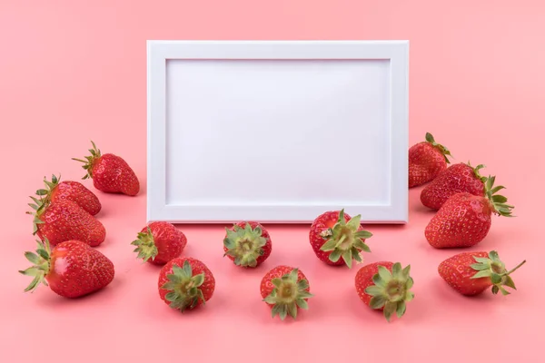 Aardbeien Roze Achtergrond Blanco Kader Voor Tekst Aardbeien Bessen Patroon — Stockfoto