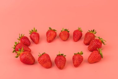 Pastel pembe arka planda çilek, üst manzara. Böğürtlen deseni Taze çilek düzlüğü. Yaratıcı gıda konsepti. Boşluğu kopyala