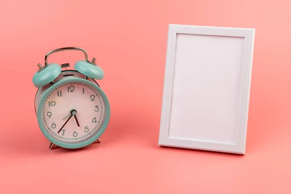 Reloj Despertador Vintage Marco Fotos Blanco Rosa Con Espacio Copia —  Fotos de Stock