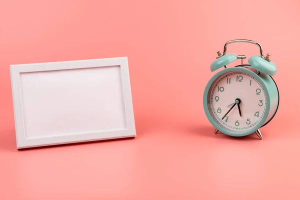 Reloj Despertador Vintage Marco Fotos Blanco Rosa Con Espacio Copia — Foto de Stock