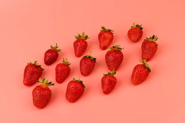 Aardbei Pastelroze Achtergrond Bovenaanzicht Bessen Patroon Verse Aardbeien Plat Leggen — Stockfoto