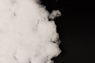 Siyah arka planda izole edilmiş beyaz kar yığını. Kar ve buzun yapısı. Yakın plan..