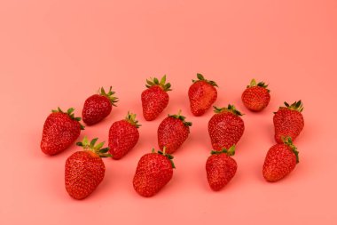 Pastel pembe arka planda çilek, üst manzara. Böğürtlen deseni Taze çilek düzlüğü. Yaratıcı gıda konsepti. Boşluğu kopyala