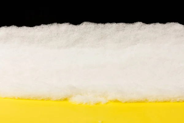 Pilha Neve Branca Isolada Fundo Amarelo Estrutura Neve Gelo Close — Fotografia de Stock