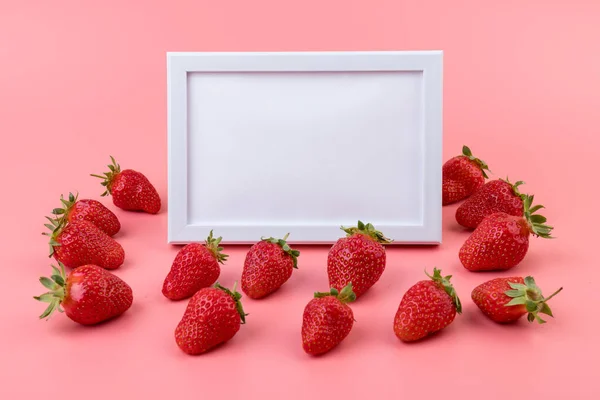 Aardbeien Roze Achtergrond Blanco Kader Voor Tekst Aardbeien Bessen Patroon — Stockfoto