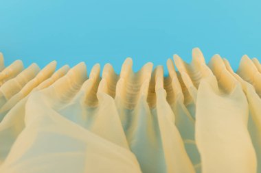 Mavi üzerine sarı renkli tül kumaş dokusu. Güzel yakın plan ve zarif detay kumaş arkaplanı. Yumuşak malzemeli lüks tül tekstil deseni.