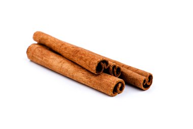 Beyaz arkaplanda Aromatik kuru tarçın çubukları