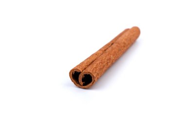 Beyaz arkaplanda Aromatik kuru tarçın çubukları