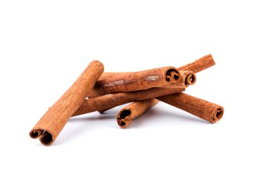 Beyaz arkaplanda Aromatik kuru tarçın çubukları