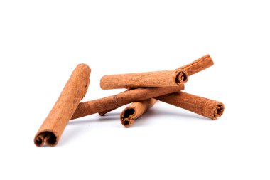 Beyaz arkaplanda Aromatik kuru tarçın çubukları