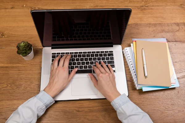 Frau Arbeitet Mit Laptop Auf Altem Holztisch Mix Aus Bürobedarf — Stockfoto