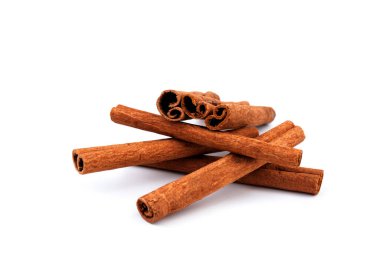 Beyaz arkaplanda Aromatik kuru tarçın çubukları