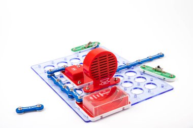 Çocuklar için elektronik inşaatçı. Çocuk öğrenme ve eğitim kavramı