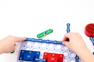 Çocuklar için elektronik inşaatçı. Çocuk öğrenme ve eğitim kavramı