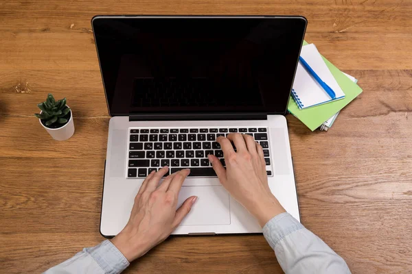 Frau Arbeitet Mit Laptop Auf Altem Holztisch Mix Aus Bürobedarf — Stockfoto