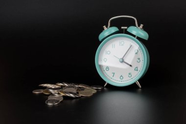 İş metaforu kavramı para kavramı demektir. Siyah arkaplanda mavi alarm ve bozuk paralar