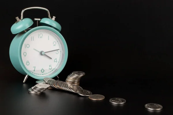 Concepto Metáfora Negocio Tiempo Concepto Dinero Reloj Despertador Azul Monedas —  Fotos de Stock