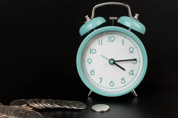 Concepto Metáfora Negocio Tiempo Concepto Dinero Reloj Despertador Azul Monedas —  Fotos de Stock