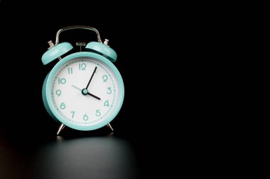 Siyah arka planda güzel bir retro mavi pastel alarm saati. Şimdi harekete geçme zamanı.