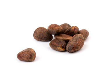 Kabuklu çam fıstığı. Sedir çam fıstığı beyaz arkaplanda izole. 