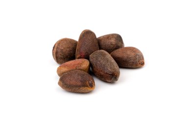 Kabuklu çam fıstığı. Sedir çam fıstığı beyaz arkaplanda izole. 