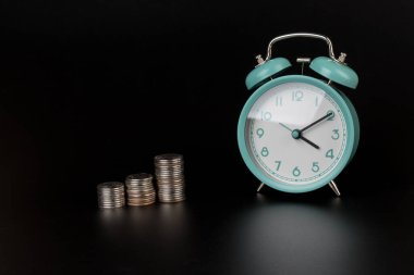 İş metaforu kavramı para kavramı demektir. Siyah arkaplanda mavi alarm ve bozuk paralar