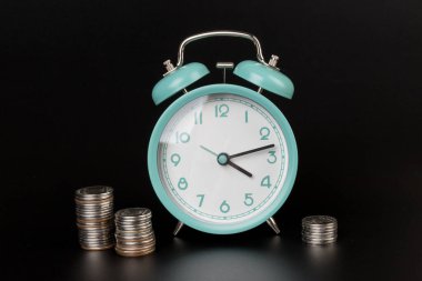 İş metaforu kavramı para kavramı demektir. Siyah arkaplanda mavi alarm ve bozuk paralar