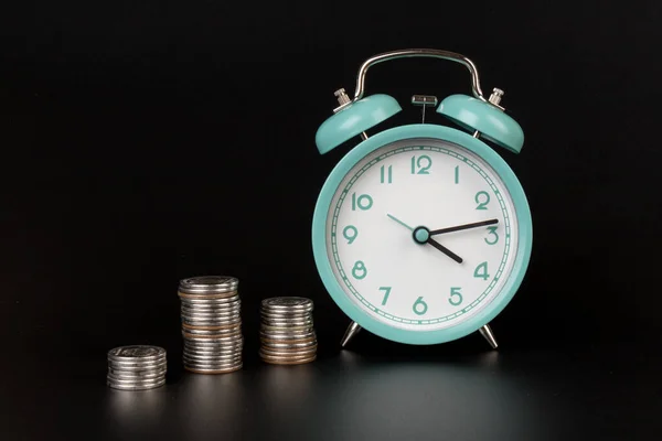 Concepto Metáfora Negocio Tiempo Concepto Dinero Reloj Despertador Azul Monedas —  Fotos de Stock