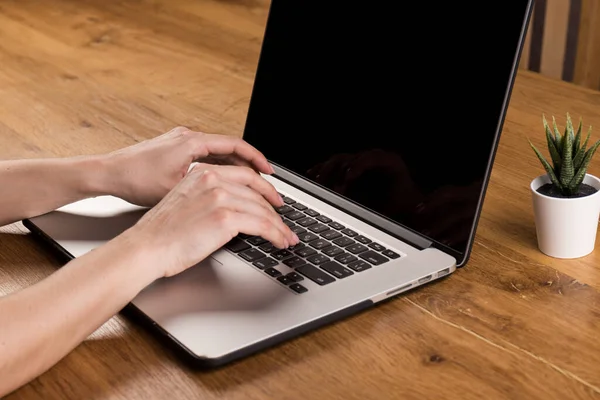 Frau Arbeitet Mit Laptop Auf Altem Holztisch Mix Aus Bürobedarf — Stockfoto